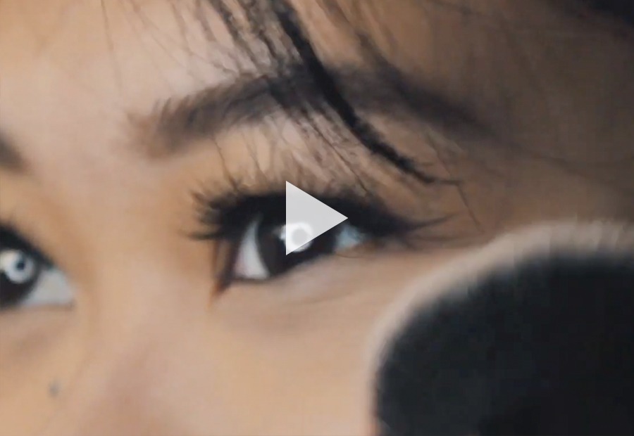 girl putting on make up